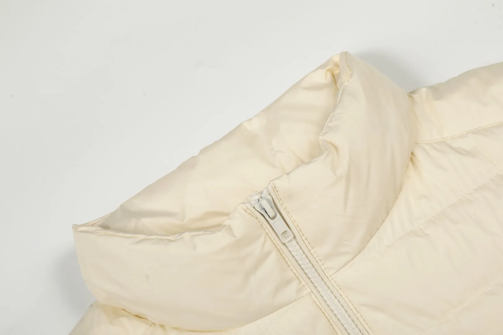 P360 top quality" Style number: 9001# [Ralph Lauren winter basic classic solid color embroidered goddess down vest] ✅Ralph Lauren American retro college style winter basic goddess style down vest ✅90% high-quality white duck down Filling 150g ✅Anti-running velvet treatment on the inside Detailed workmanship in place ✅Pair it with a sweater or sweater jacket of the same color OOTD is amazing~ ✅Tips: Hemp flowers/small twists of the same color Knitted sweaters are also available and can be matched with suits~ ✅Goddess version, the maximum size can be worn up to 160 pounds, loose and comfortable, no pressure ✅Milk white is a hot color, a must-have item for the goddess wardrobe in winter! Size: S-XL Color: Milk White Black Navy